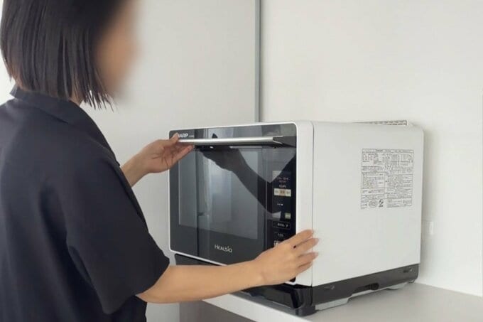 電子レンジを使っているところ