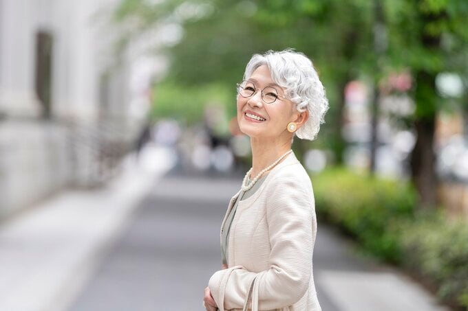 アクセサリーを身に着けた女性