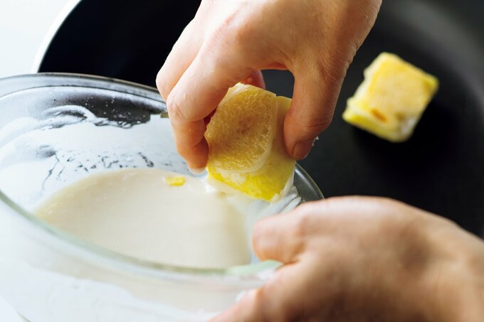 サツマイモきんつばに衣をつける様子