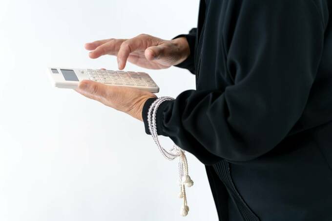 電卓をたたく様子