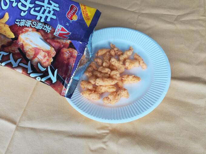 若鶏の唐揚げ特から味コーンスナック中身