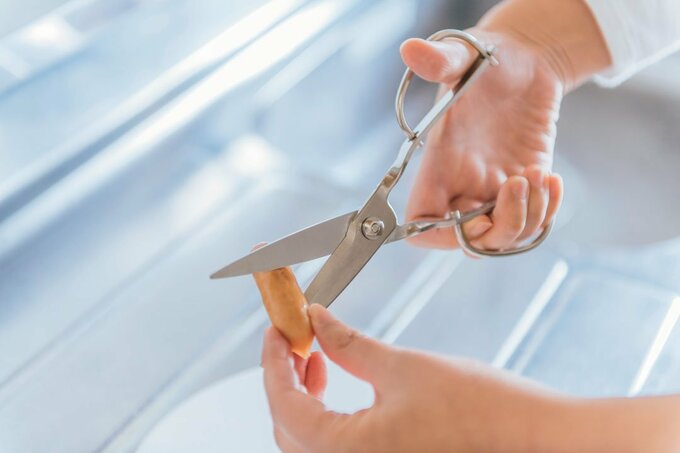 ステンレス製のハサミで調理する様子