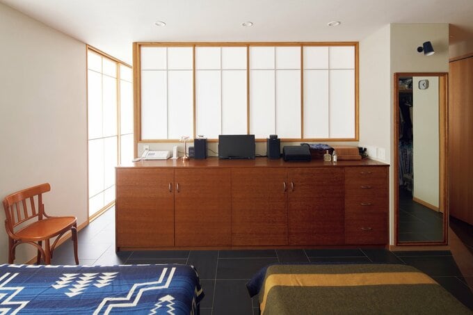 寝室とリビングの間には障子をはめ込んだ間仕切りのみ