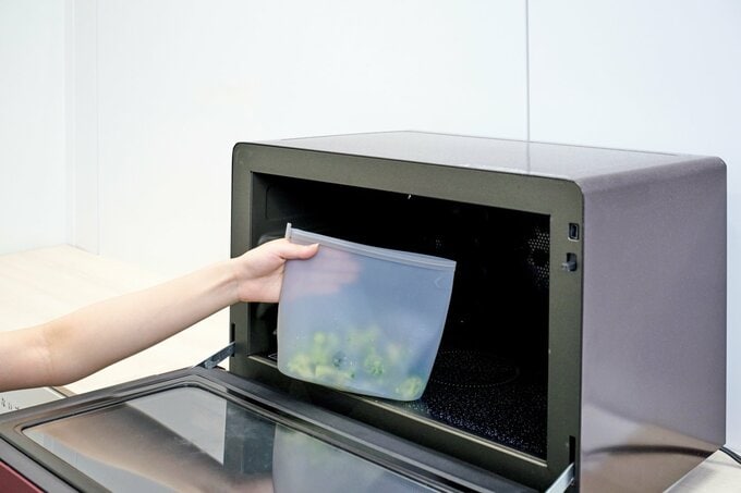 「レンジで使えるシリコンストックバッグ」を電子レンジに入れる様子