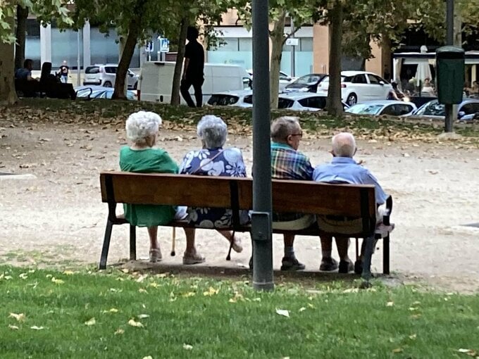 散歩する老人たち