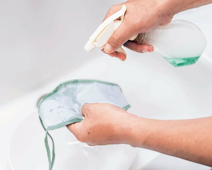 布マスクにスプレー