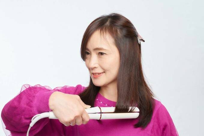手首を返すようにして内巻きに