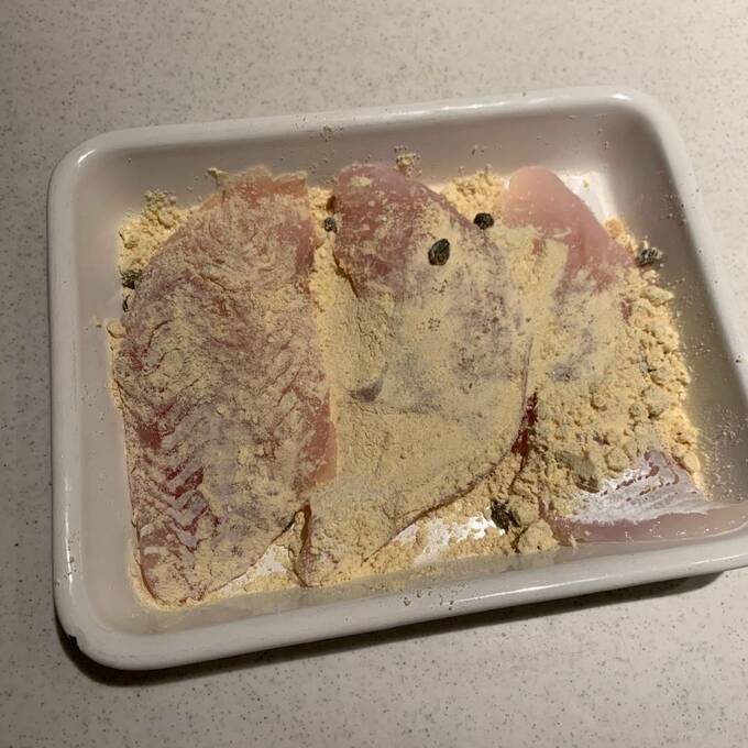 水気をきって大豆粉をまぶします