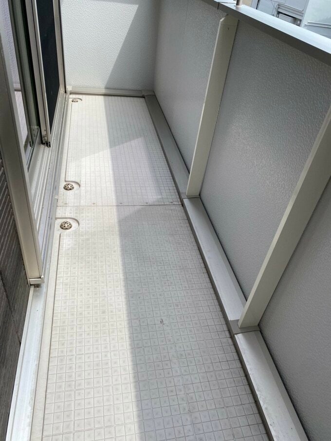 人工芝を敷く前のバルコニー