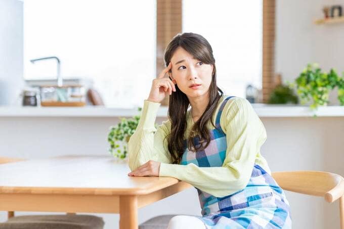 考えている女性
