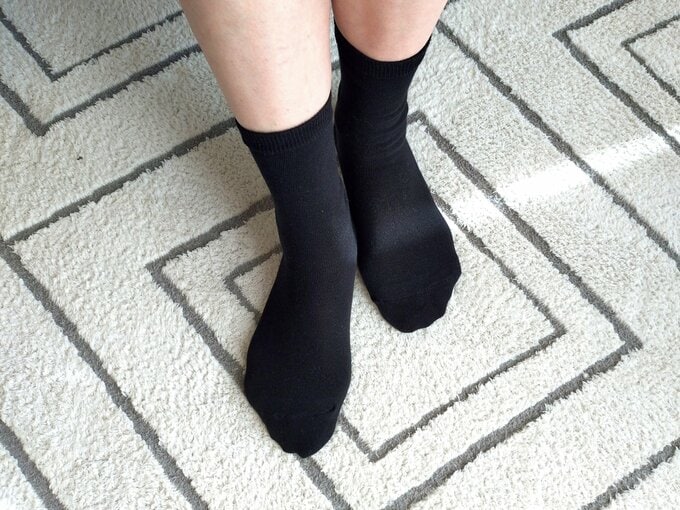 無印良品の靴下をはいた足元の写真