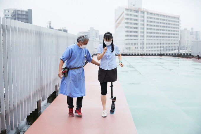 義足で走る女性