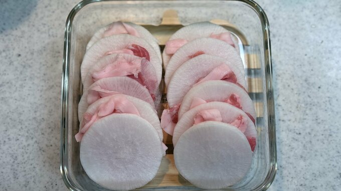 ダイコンと豚肉を交互に並べる