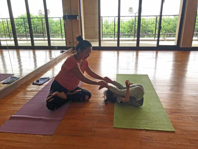 親子で参加したヨガ教室の様子