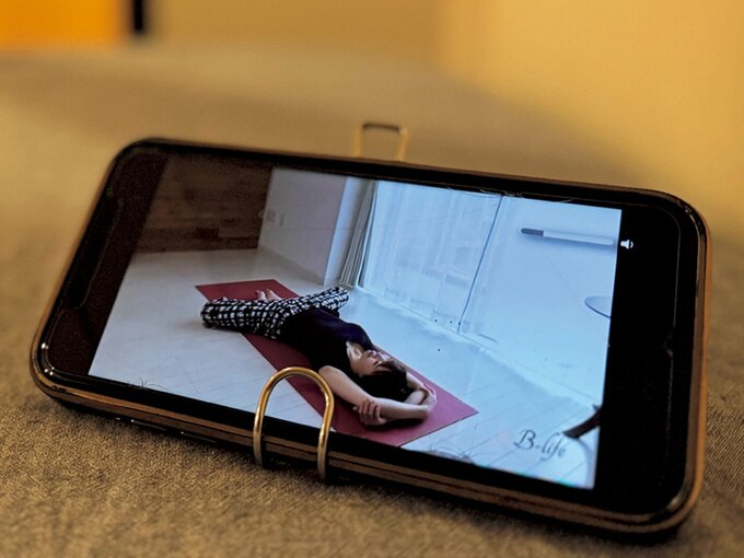 スマホに写るヨガ動画