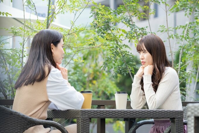 カフェで話している女性2人(※画像はイメージです)