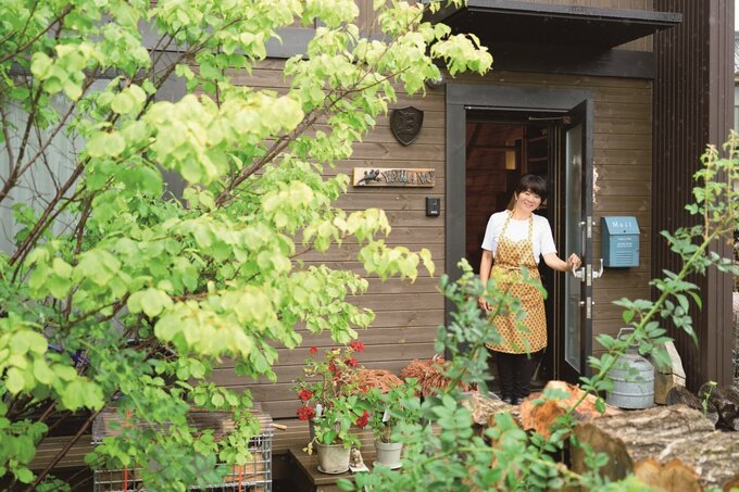 玄関から出てくる山野さん