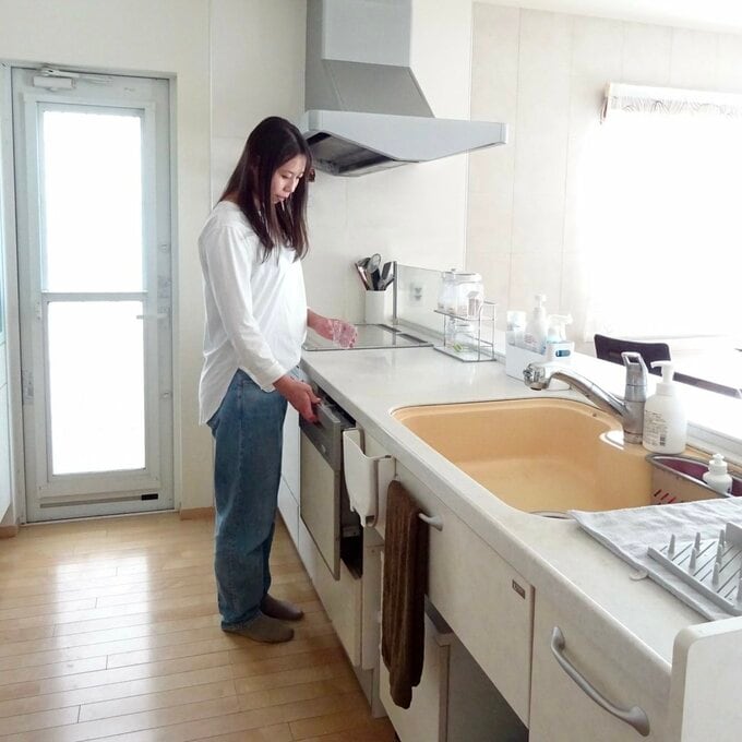 高さ90cmのキッチンを使う様子