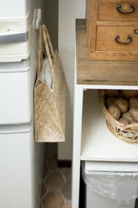 モノを空中収納して、狭い場所でも快適に使いやすく！壁やすき間の活用術