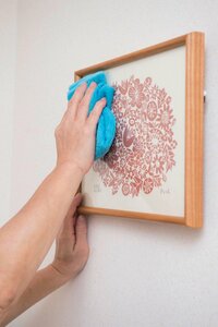 ハンディーモップでホコリを払い、ガラス面をクロスで磨く