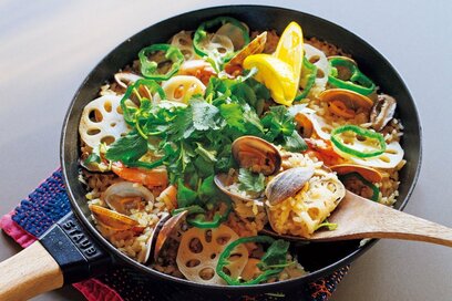 フライパンひとつで完成。アサリたっぷりの「和風パエリア」