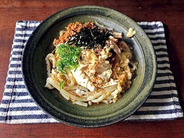 火も包丁も不要の納豆豆腐サバ缶うどん。山本ゆりさん直伝
