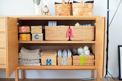 サイズや種類が違うものを「カゴ収納」で！リビングのキャビネットを機能的に
