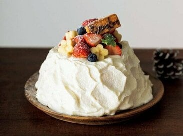 山本ゆりさんのお手軽「クリスマスケーキ」。市販のスポンジの中にまさかのプリン