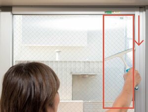 右端の上→下にスクイージーを動かし水気をきる