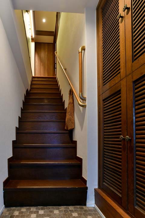 玄関から見た直線状の階段