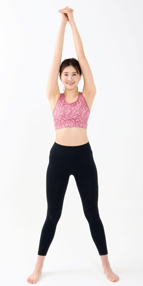 女性両手は上に