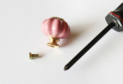 取っ手に付いているネジを外す