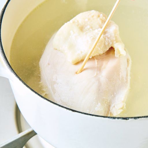 肉汁が赤いようなら再度湯を沸騰させて火を止め、10分ほど放置し、中までしっかり火をとおす