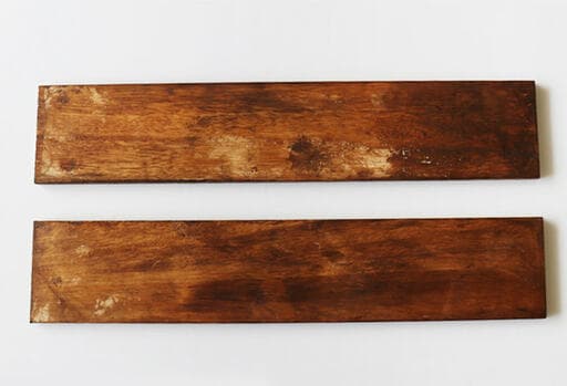 「チーク」と「ウォルナット」の2色を使って、オールドウッド感を表現