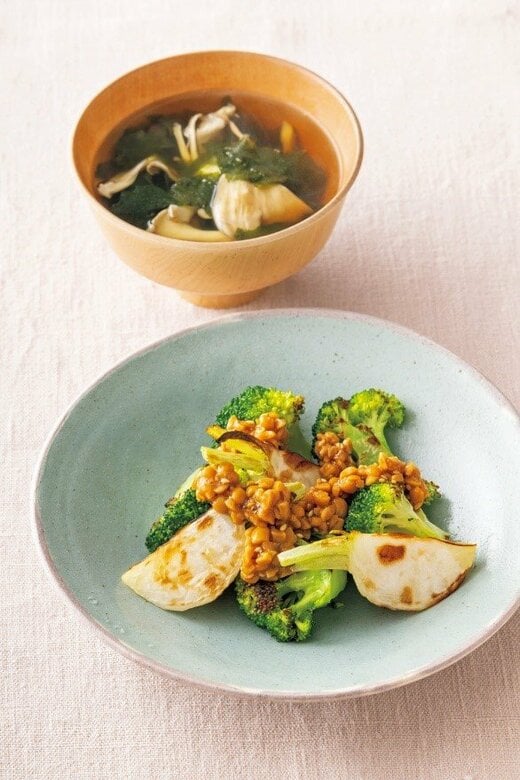 キノコと海藻のお吸い物と納豆ドレッシングがかかった焼き野菜