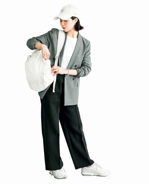 キャップをかぶって下を向く女性