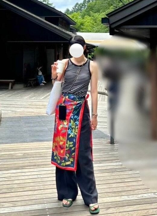 スカーフを腰に巻いてアクセントに