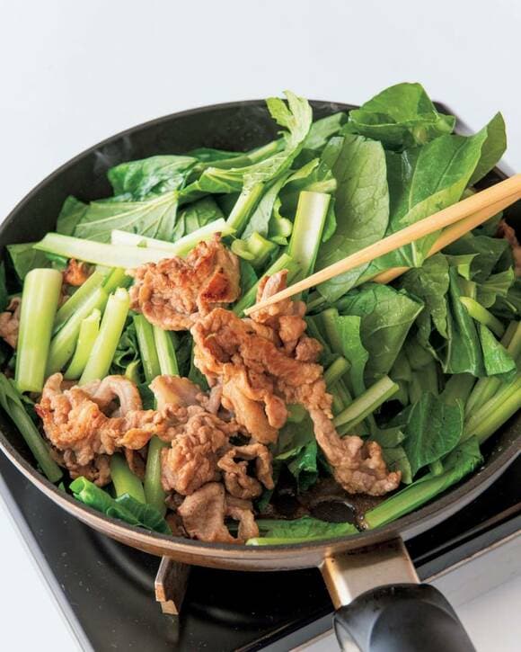 豚肉を1~2分焼きつけコマツナを加える