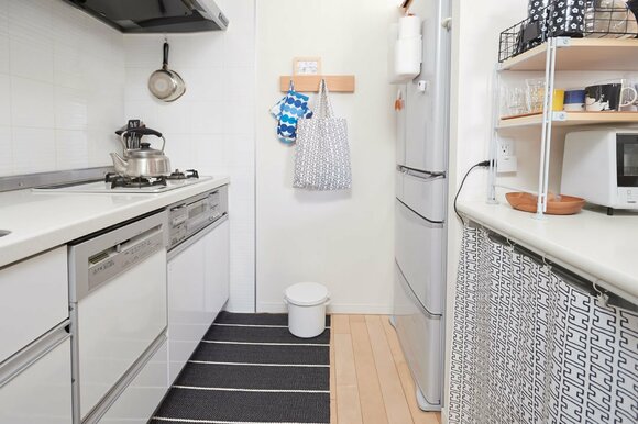 ガスコンロの対面に冷蔵庫とカウンターが並ぶつくり