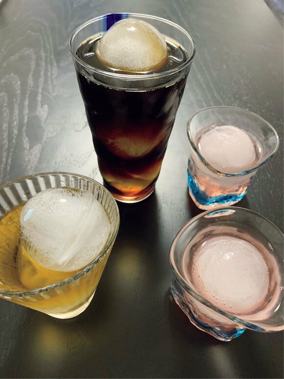 グラスに丸い氷