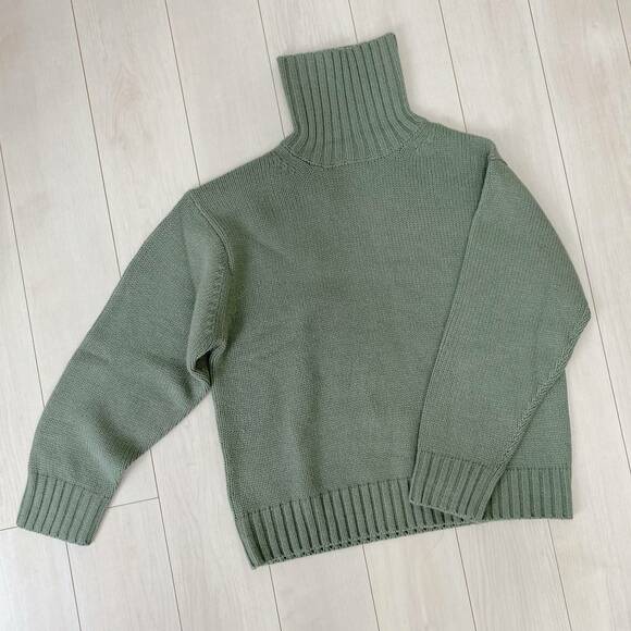 ローゲージタートルネックセーター後ろ