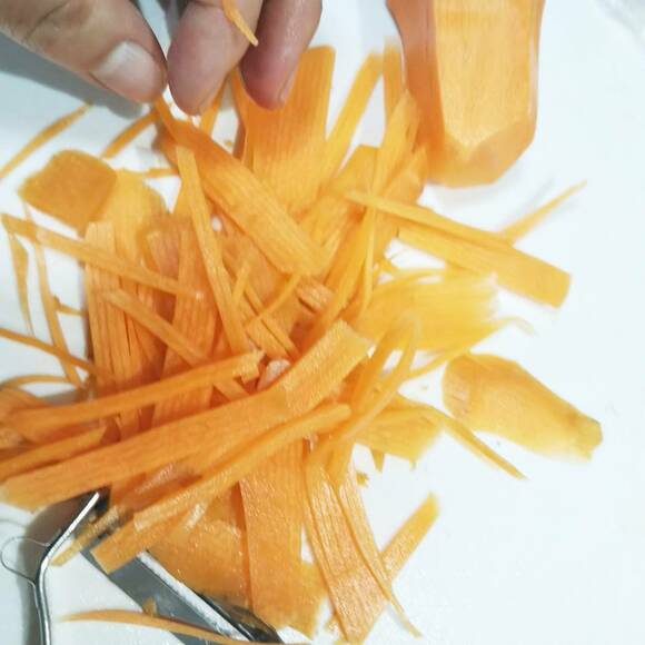 カットしたニンジンをほぐす