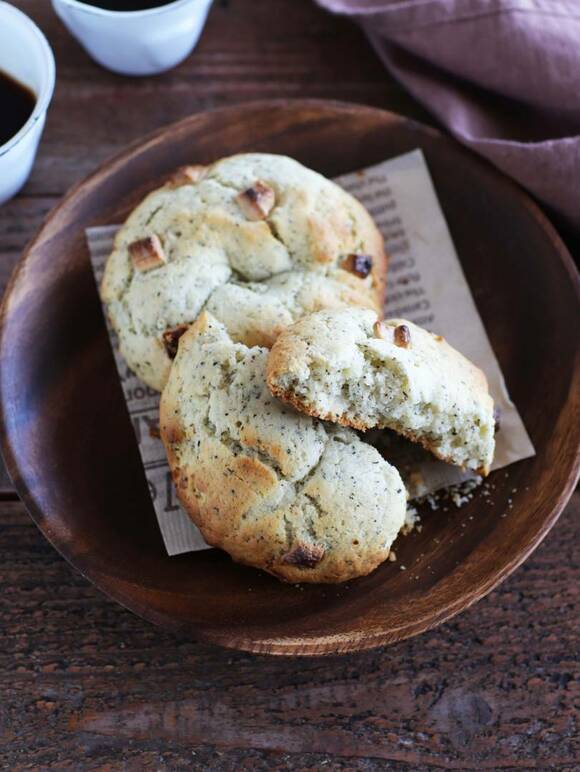 半分に割った紅茶とホワイトチョコスコーン