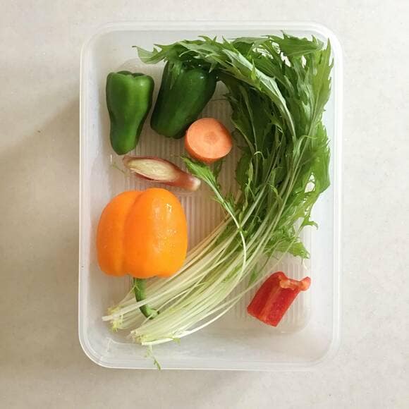 容器にピーマンミョウガなど
