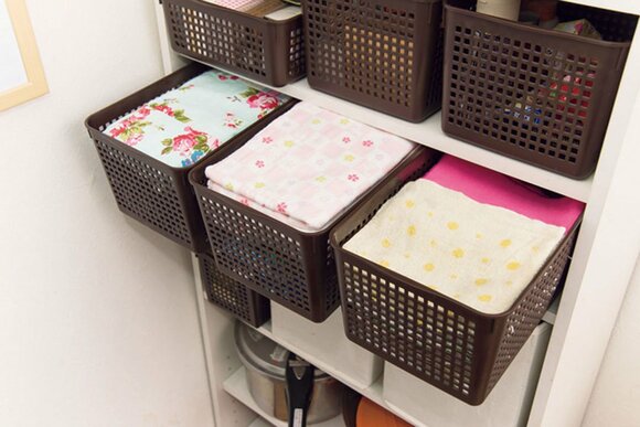 布ものを用途別にカゴにざっくりまとめる
