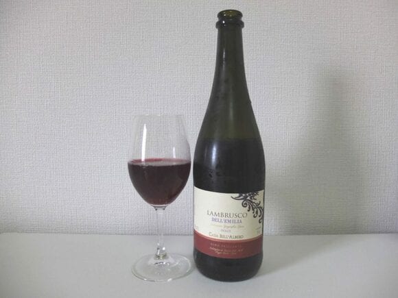 木イチゴやサクランボの香りに、ホジソのような香りも感じられます