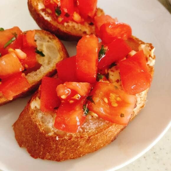 パンの上にトマト