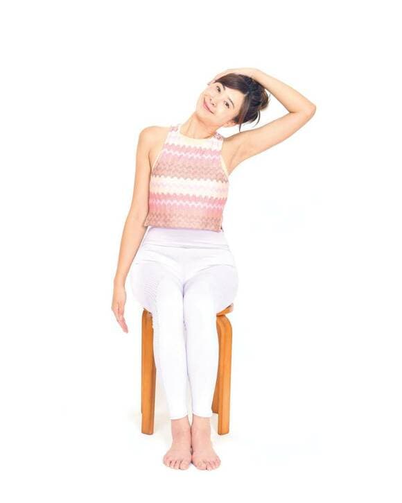 片手で頭を傾ける女性