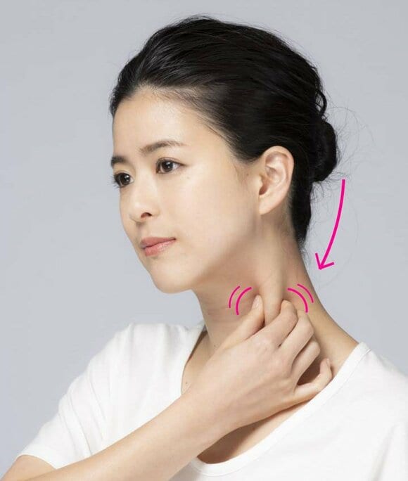 胸鎖乳突筋をもみほぐす