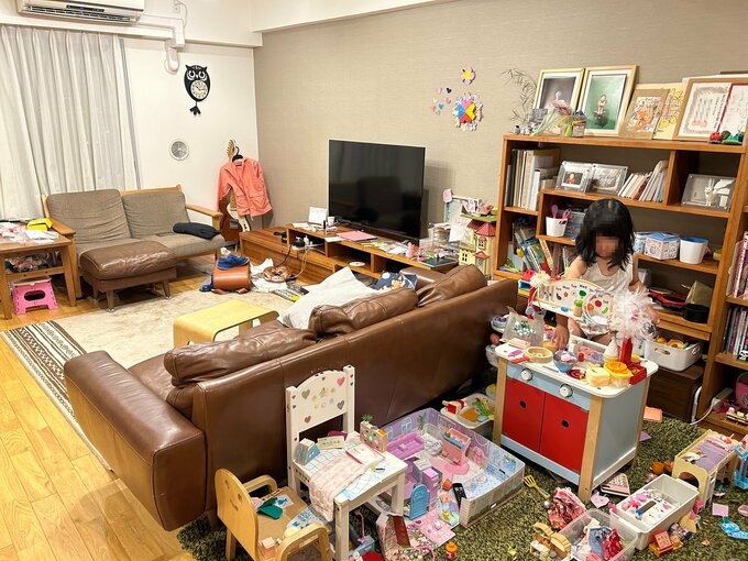 おもちゃが出しっぱなしになったリビング